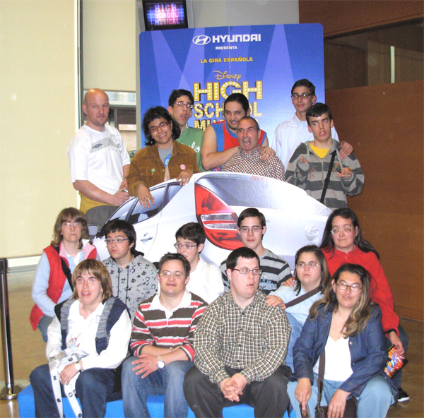 Los participantes en la entrada junto al coche de Hyundai.